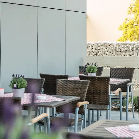 Отель Schiller 3*